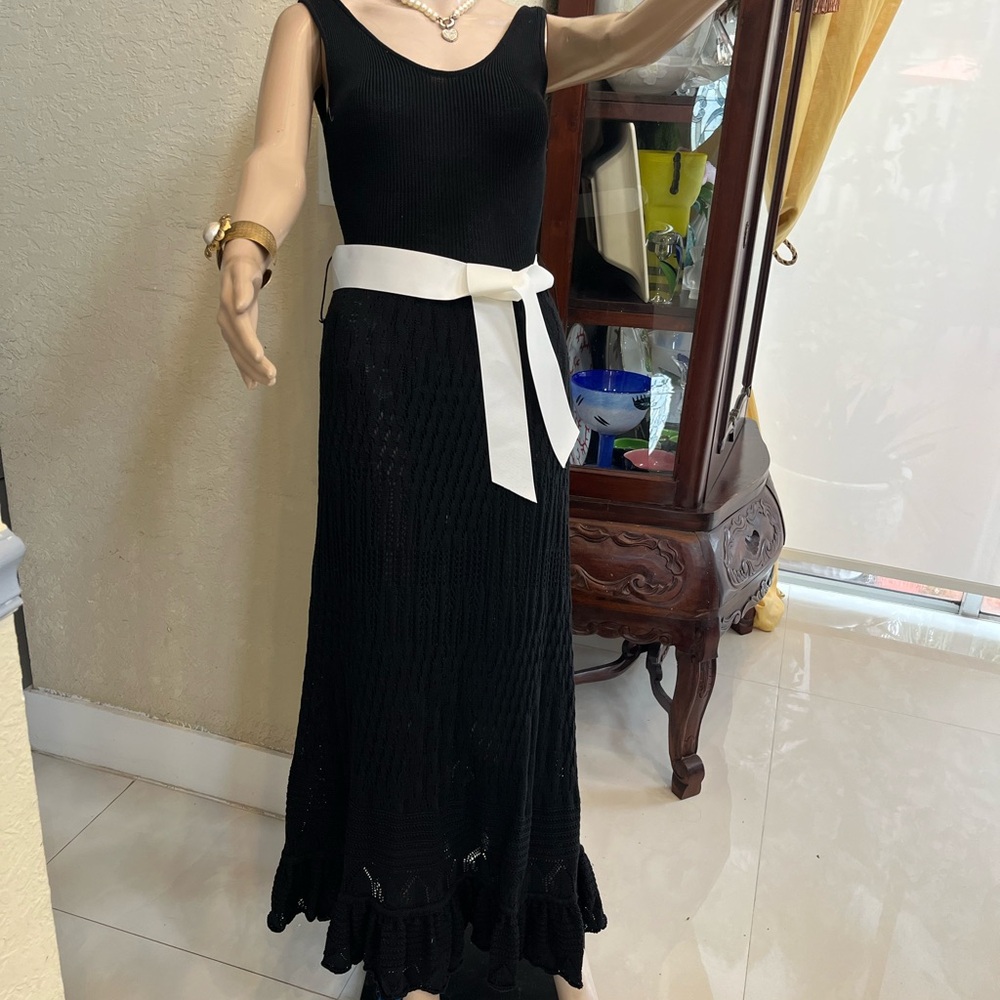 Black Sleeveless Dress with White Bow - Picture 6 of 9